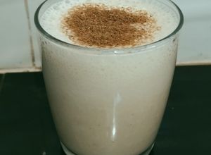 Una foto de Batido leche con plátano y canela 💗