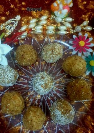 नारियल-गुड़ लड्डू रेसिपी मुख्य फोटो
