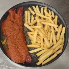 Currywurst mit Pommes Rezepthauptbild