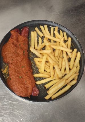 Currywurst mit Pommes Rezepthauptbild