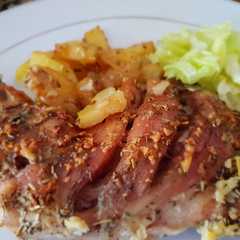 Una foto de Pollo asado con toque de romero y manzanilla