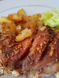 Una foto de Pollo asado con toque de romero y manzanilla