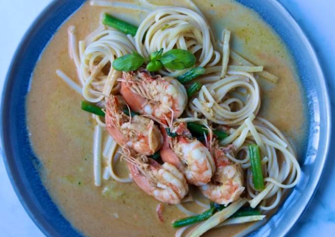 Thai green curry with king prawns fettuccine π¦