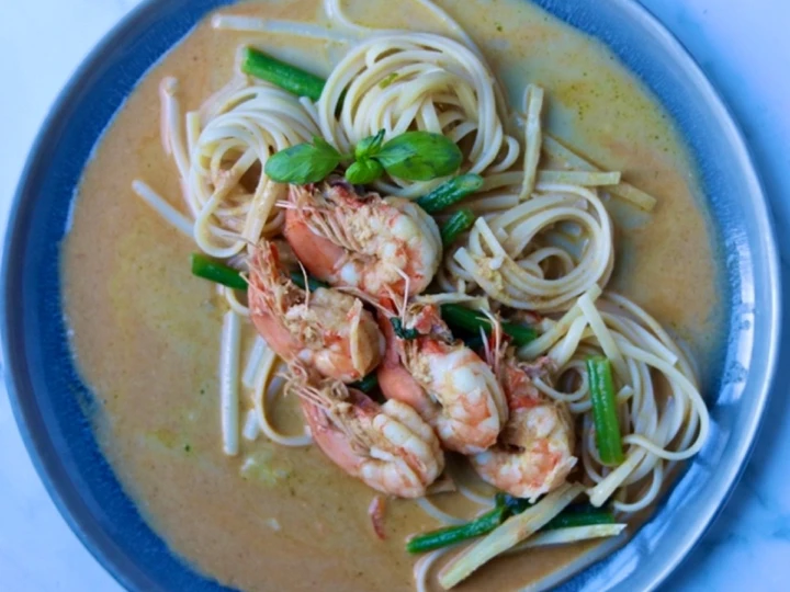 Simple Way Prepare Recipe Thai green curry with king prawns fettuccine 🦐 that is So Delicious, Appealing}