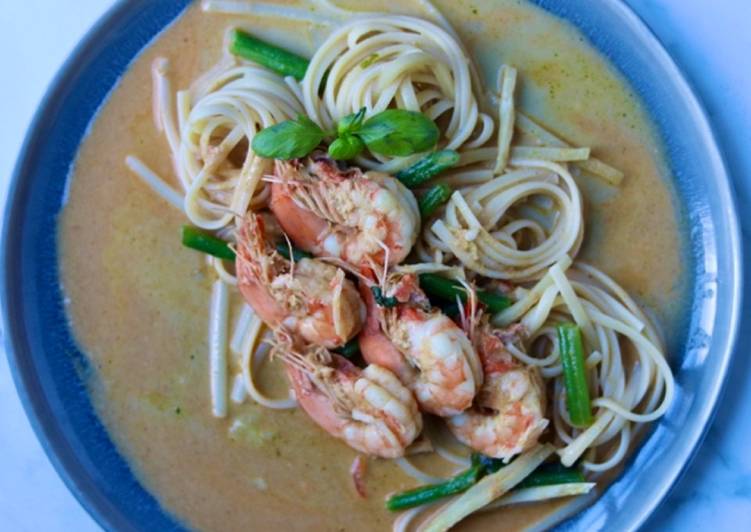 Recipe of Award-winning Thai green curry with king prawns fettuccine 🦐