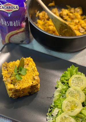 Foto de Estufado de arroz com frango aos cubos e cogumelos