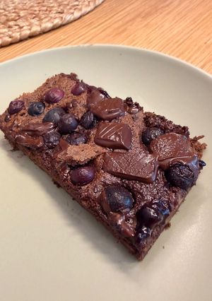 Áfonyás csokis banán süti recept fotója