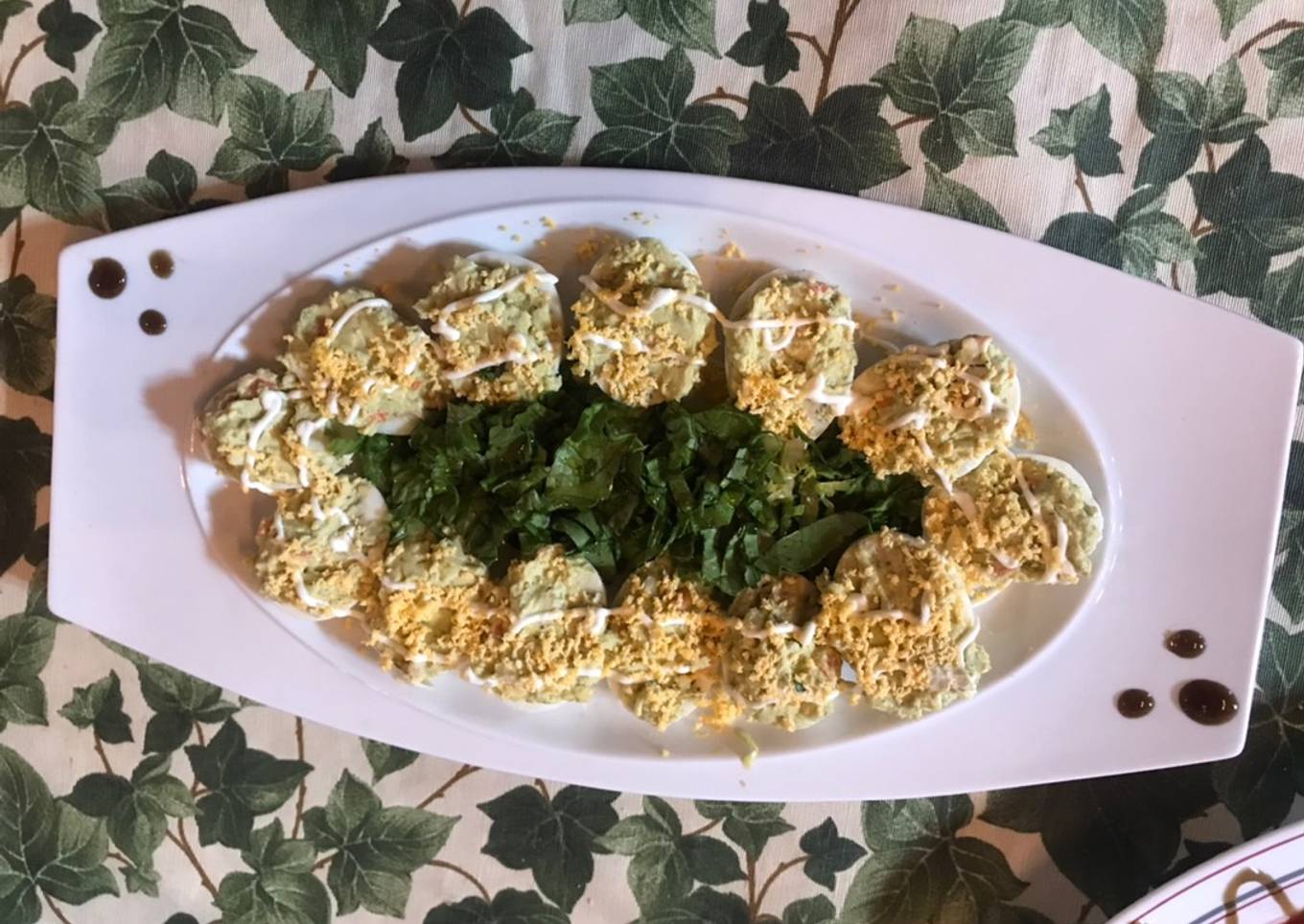 Huevos rellenos de ensalada de aguacate