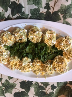 Una foto de Huevos rellenos de ensalada de aguacate