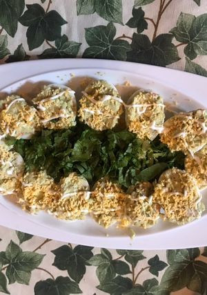 Una foto de Huevos rellenos de ensalada de aguacate