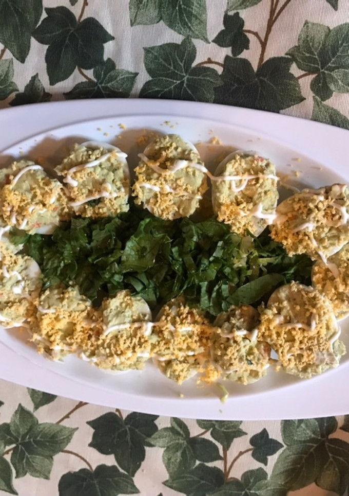 Una foto de Huevos rellenos de ensalada de aguacate