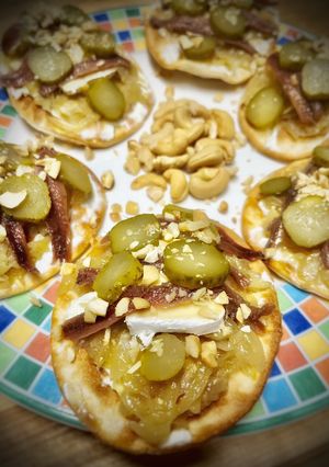 Una foto de Mini pizzas frías de queso de cabra y anchoa con cebolla caramelizada y pepinillos