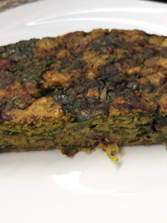 Una foto de Tortilla de hojas de remolacha y lechuga