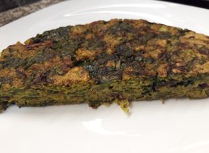 Una foto de Tortilla de hojas de remolacha y lechuga