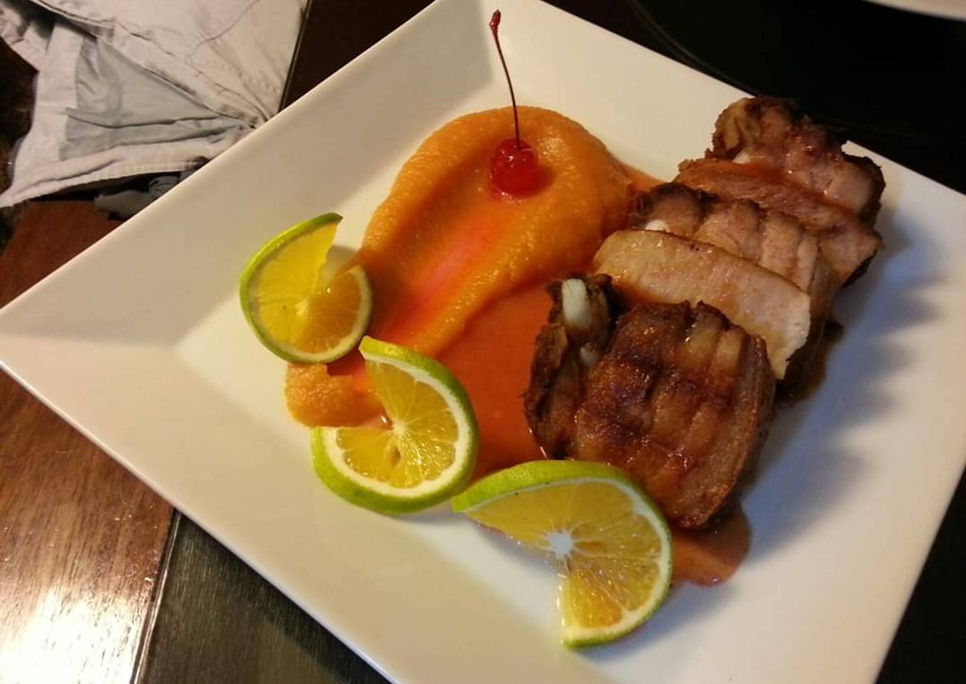 Cerdo confitado con puré de camote a la naranja