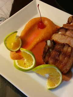Una foto de Cerdo confitado con puré de camote a la naranja