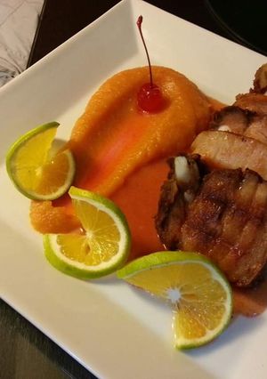 Una foto de Cerdo confitado con puré de camote a la naranja