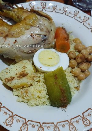 Une photo de Couscous poulet légumes œufs durs et raisins secs 🥣