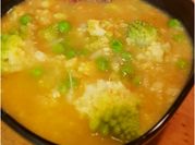 Una foto di zuppa di piselli