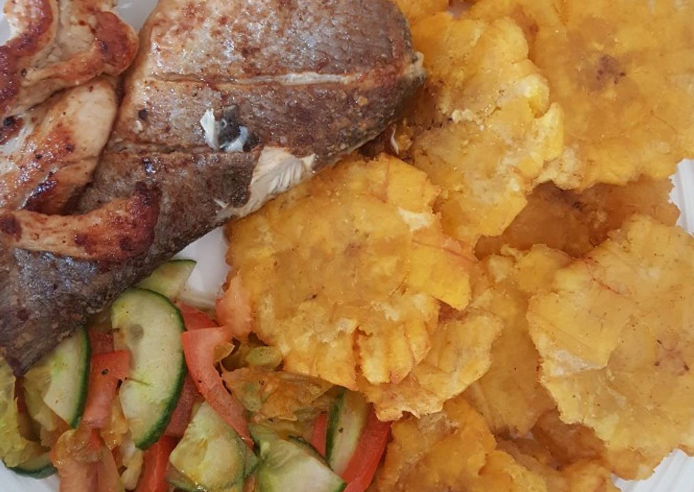 Pescado frito con patacones y ensalada de pepino