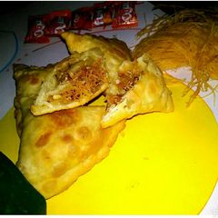 A picture of Sweet pheni samosa.
