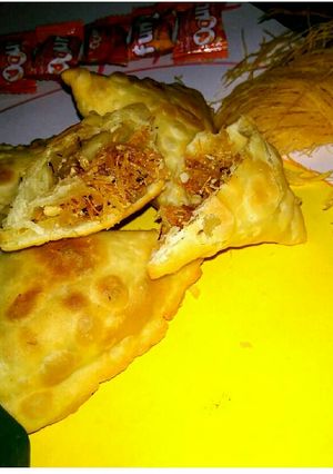 A picture of Sweet pheni samosa.