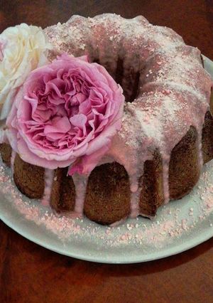 Foto di Torta al cioccolato con glassa di zucchero al profumo di rose