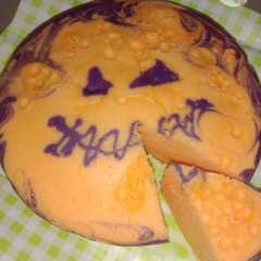 Una foto de ชิฟฟ่อนเค้กไข่ฮัลโลวีน (Halloween Chiffon Cake in Rice Cooker)