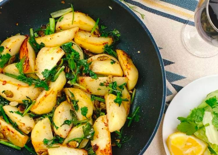 Simple Way to Cook Appetizing Umami Taste Potatoes with Shiitake Powder and Lots of Cilantro