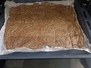 Una foto de crackers con semillas sin gluten