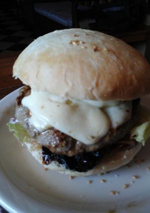 Una foto de Hamburguesas Mozarella, cebollas caramelizadas y tomates secos (100%caseras)