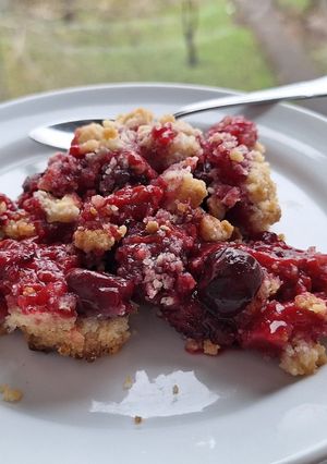 Meggyes-málnás crumble (morzsasüti) recept fotója
