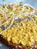 Crema de cacahuete de orégano, cúrcuma, canela y jengibre con brotes de lentejas