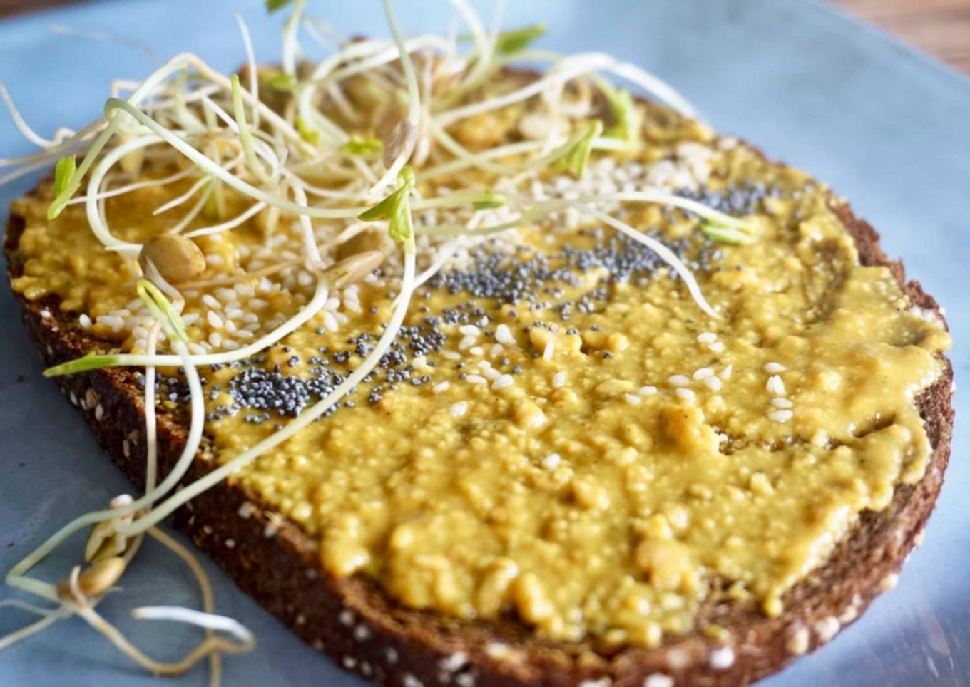Crema de cacahuete de orégano, cúrcuma, canela y jengibre con brotes de lentejas
