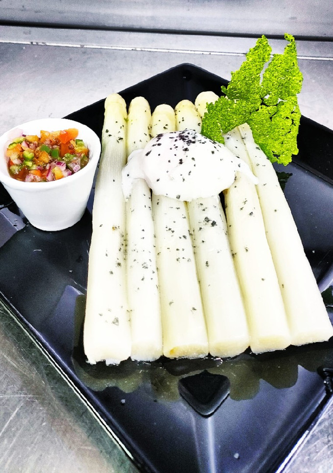 Una foto de Espárragos blancos de temporada, con huevo poché 🤤