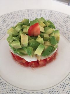 Una foto de Tartar de tomate bacalao y aguacate