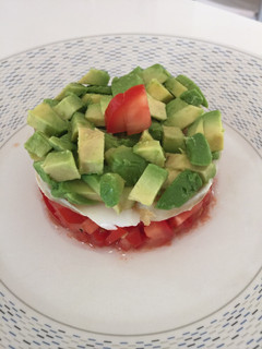 Una foto de Tartar de tomate bacalao y aguacate