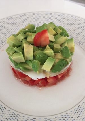 Una foto de Tartar de tomate bacalao y aguacate
