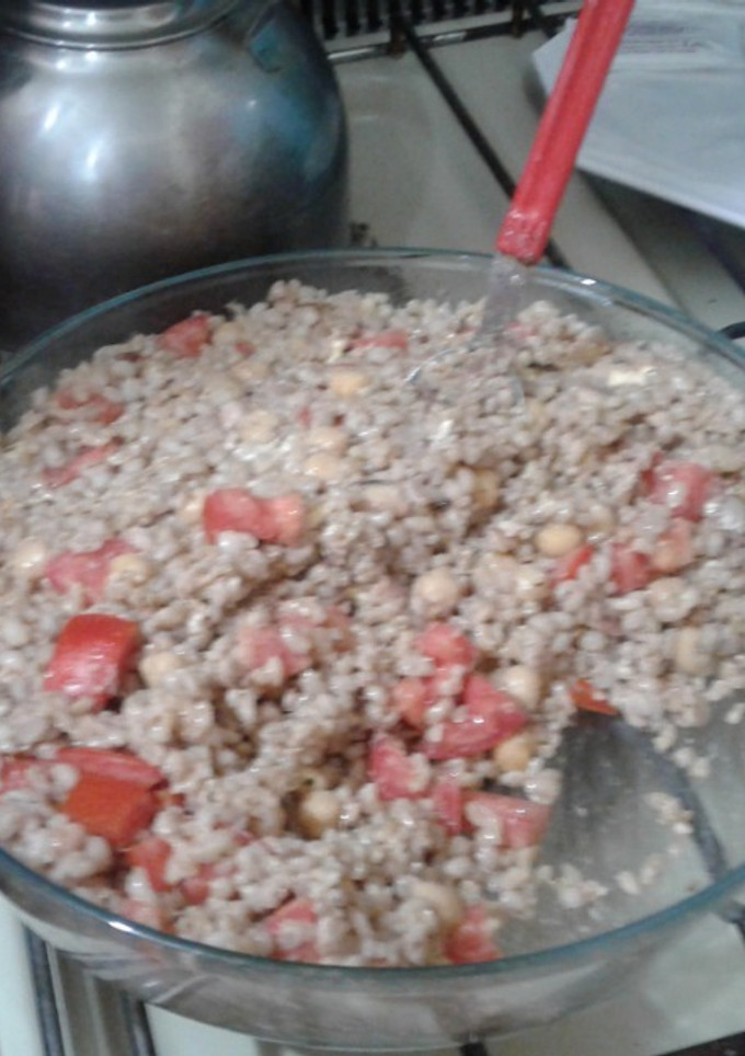 Una foto de Ensalada de arroz yamaní y cebada