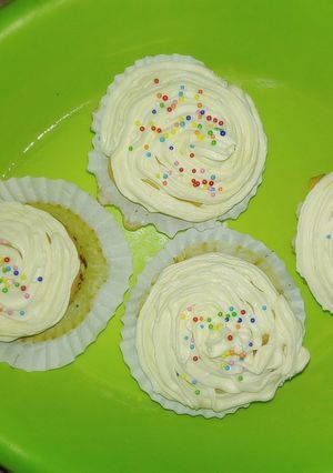 A picture of Butter-Cream for decorating desserts & cakes.