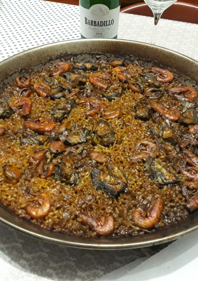 Una foto de Paella de mejillones, gambas y alcachofas