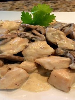 Una foto de Pollo con champiñones