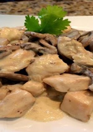 Una foto de Pollo con champiñones