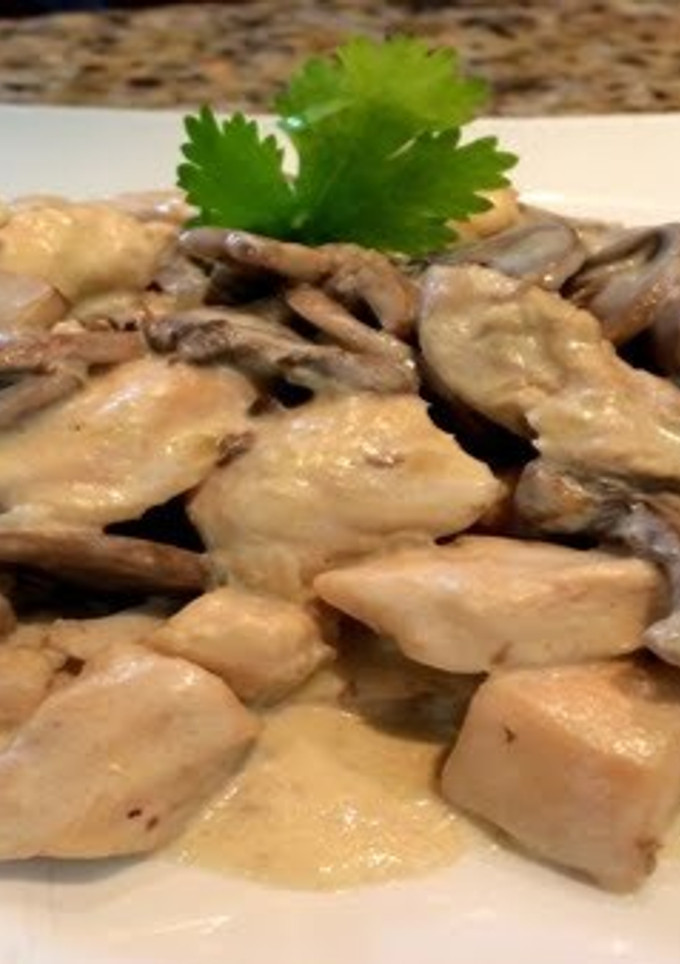 Una foto de Pollo con champiñones