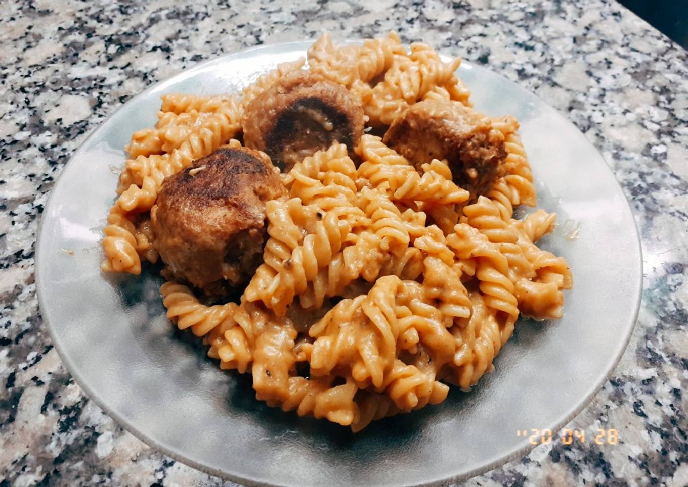 Fideos con albóndigas y salsa de queso (vegano)