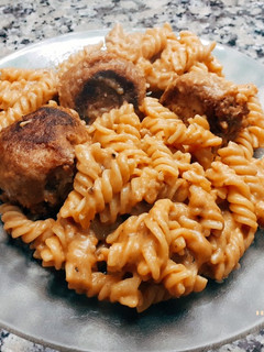 Una foto de Fideos con albóndigas y salsa de queso (vegano)