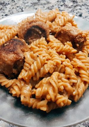 Una foto de Fideos con albóndigas y salsa de queso (vegano)