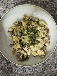 Una foto de Revuelto setas shiitake y queso de cabra