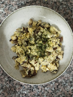 Una foto de Revuelto setas shiitake y queso de cabra