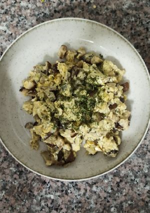 Una foto de Revuelto setas shiitake y queso de cabra